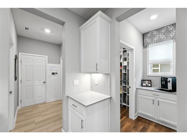 Foto del edificio - 9337 Bridle Way