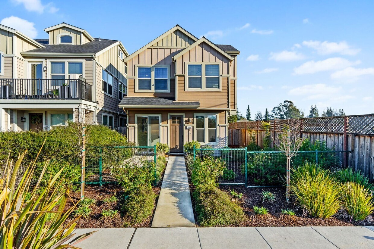 Primary Photo - 2 bed 2.5 bath + Bonus room Newer Construc...
