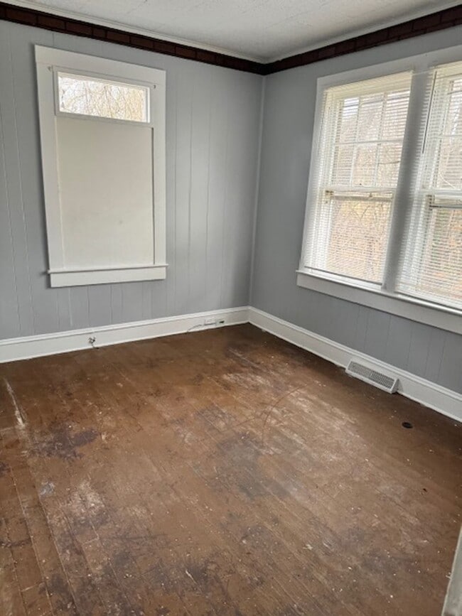 Photo - Discover the perfect blend of charm and convenience in this delightful 2-bedroom bungalow House