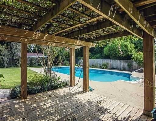 Foto del edificio - OCEAN SPRINGS - BEAUTIFUL HOME WITH POOL. AND SPACE FOR ENTERTAINING!