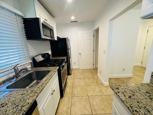 Foto del edificio - Come View This Perfect 2 Bedroom 1 Bath Located In the Heart of Downtown!!