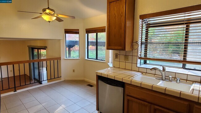 Building Photo - 5567 Deer Run Dr
