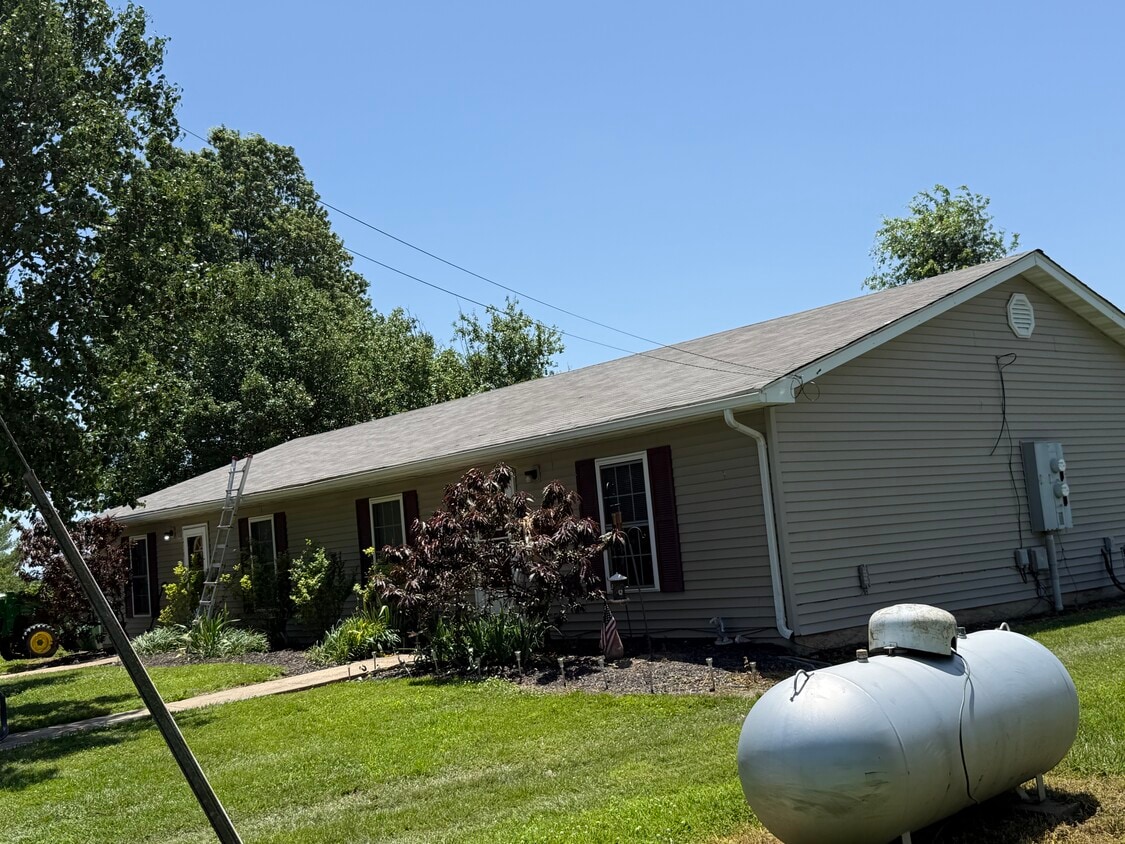 We just put a new roof on the house 3 weeks ago - 1736 Debbie Ln