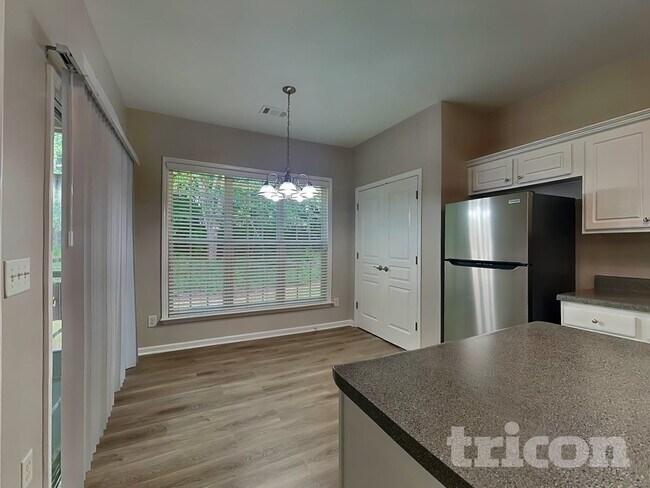 Foto del edificio - 6740 Waveland Dr