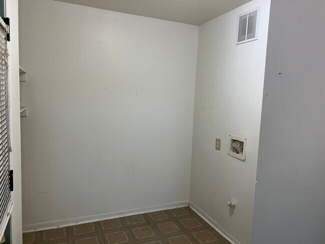 Laundry/utility room - 505 N 25th St
