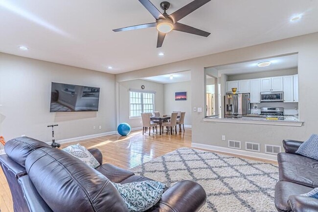 Building Photo - 305 Raymound Blvd