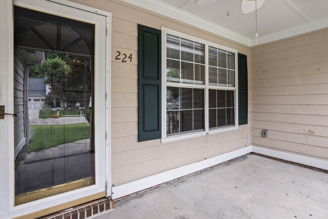 Foto del edificio - Spacious 4-Bedroom Home in a Prime Locatio...