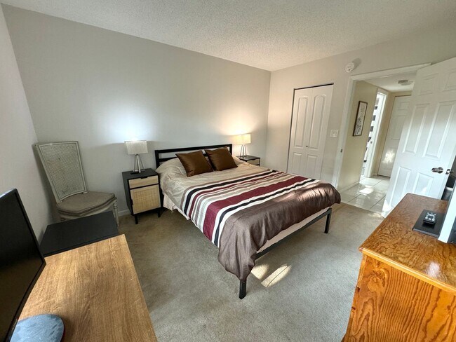 Foto del edificio - 5-Min Walk to FAU – Private Room in Furnished 2/2 Condo w/ Pool & Canal Views – $1,700