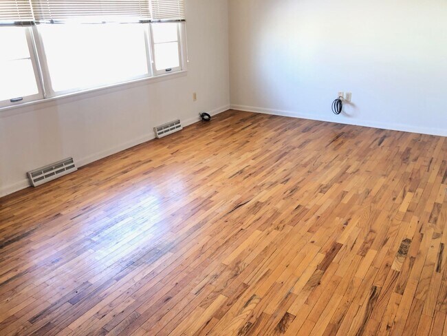 Foto del edificio - Extremely sharp, clean and roomy 2 BR Duplex in great location in Normal