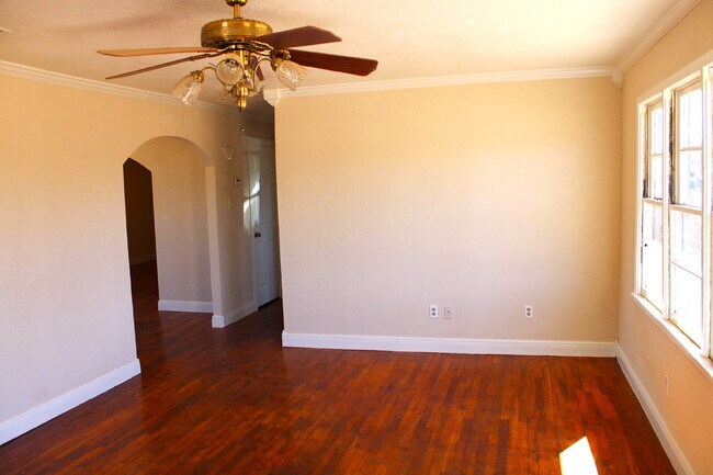 Building Photo - nicely remodeled 2/2 spacious home