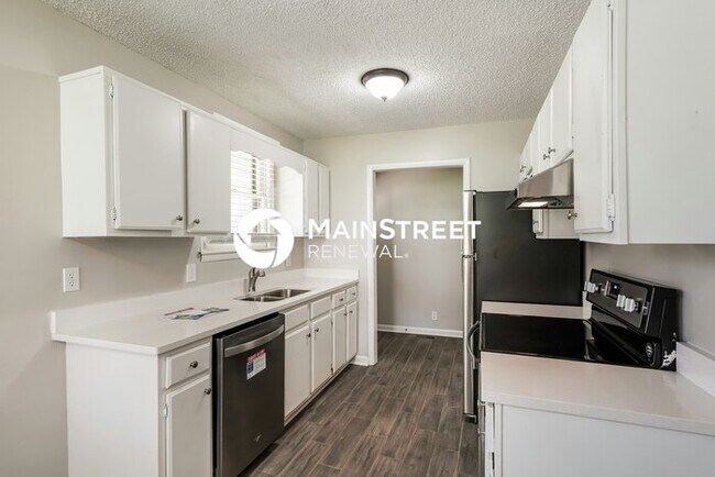 Building Photo - 3 Bedroom Pet-Friendly Home in OLD HICKORY...