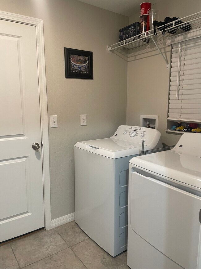 Foto del edificio - 17044 Yellow Pine St