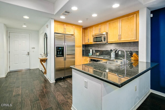 Building Photo - 931 E Walnut St