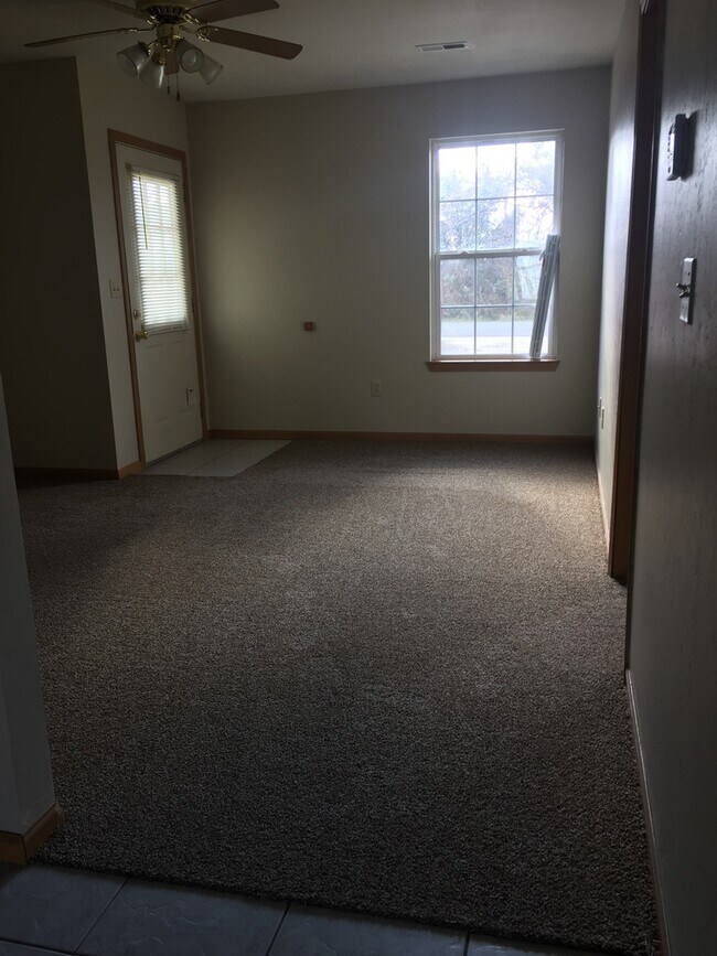 Building Photo - 2 Bedroom, 1 Bathroom Duplex