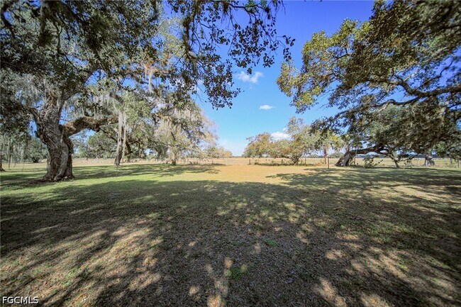 Foto del edificio - 1250 Riverbend Dr