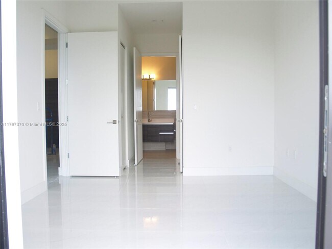 Foto del edificio - 301 Altara Ave