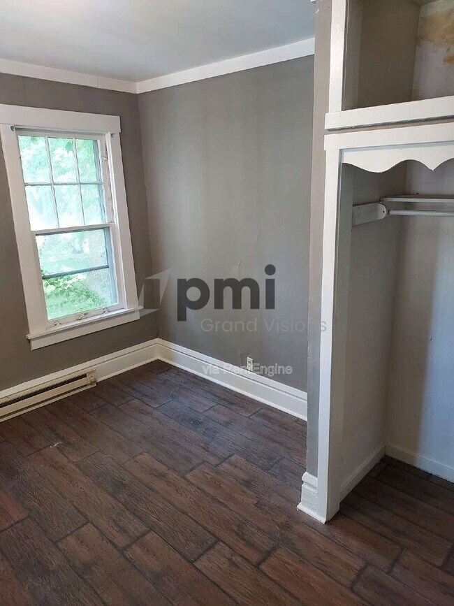 Foto del edificio - 250 N College St