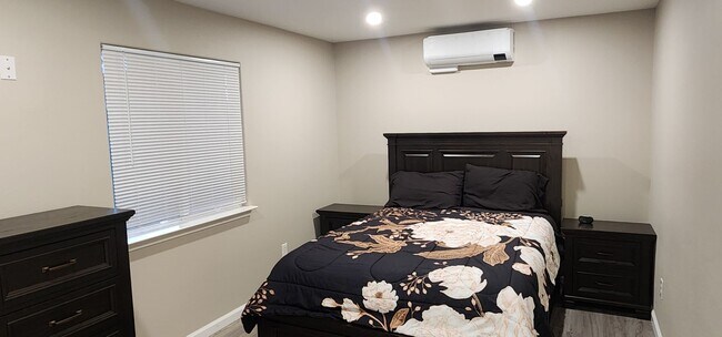 Building Photo - Furnished 1 bedroomu unit available now!