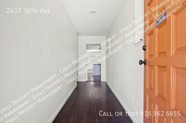 Building Photo - Beautiful Brentwood Village home 3/1
