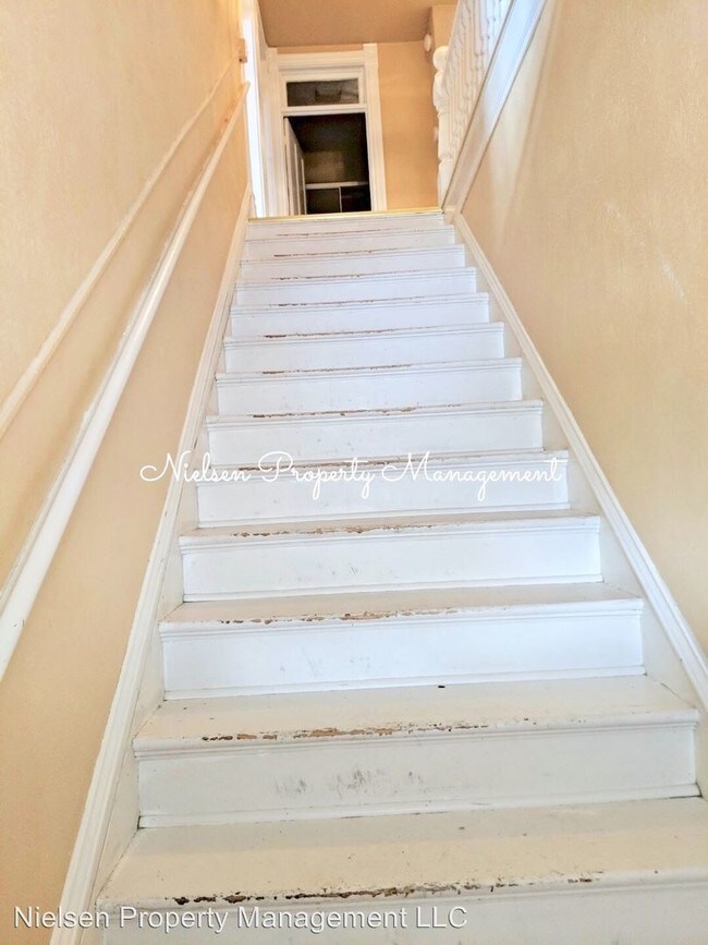 Building Photo - 3 br, 1.5 bath Apartment - 601 W. Mercury