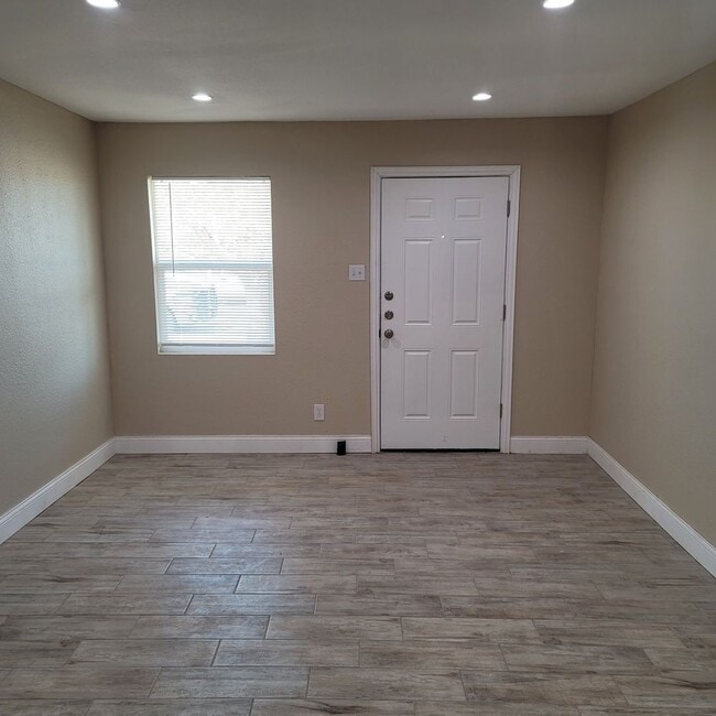 Building Photo - Rental