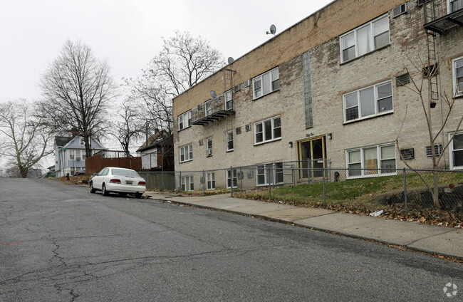 Building Photo - 51 Coursen Pl