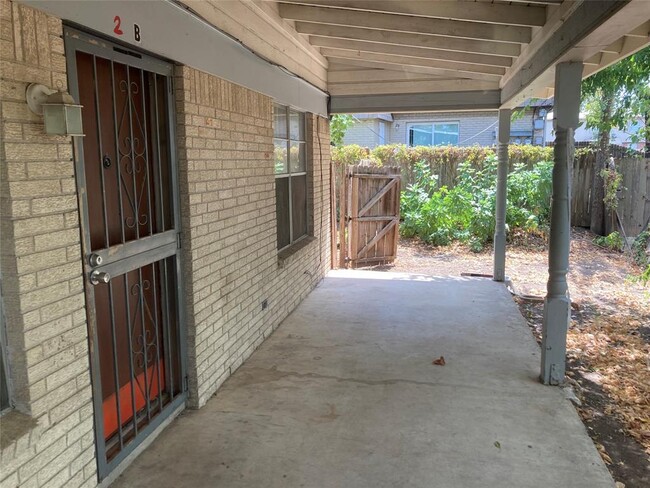 Building Photo - 2401 Ventura Dr
