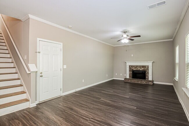 Foto del edificio - 15 Fieldcrest Dr