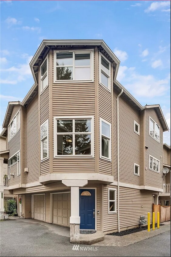Foto principal - Greenwood Townhome 2Beds 1.5 Bath- $3,200