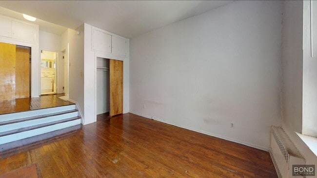 Building Photo - 227 E 11th St