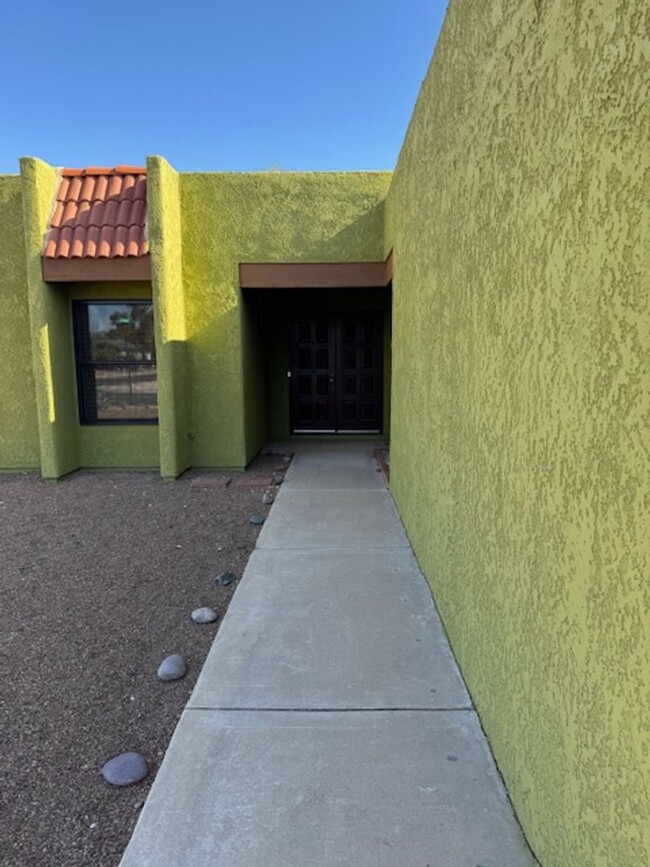 Building Photo - Northwest- 3 bedroom/ 2 bathroom with pool!