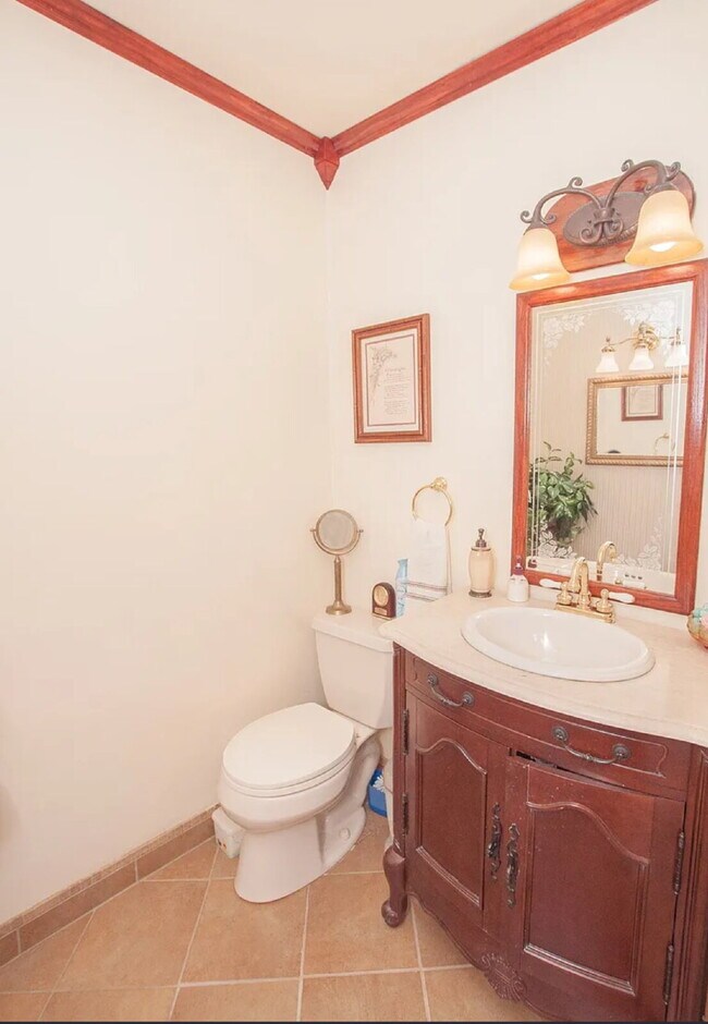 Foto del edificio - "Charming 2-Bed Home with Spacious 1700 Sq Ft Layout, FENCED yard!"