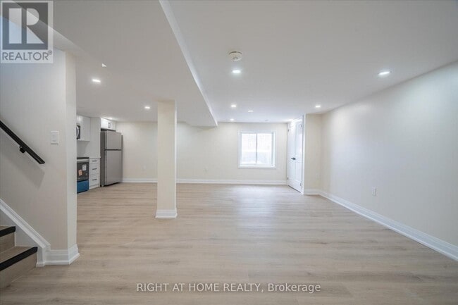 Building Photo - 809 Helen Crescent