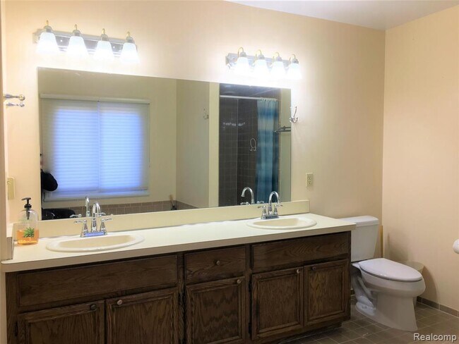 Building Photo - 356 Silvervale Dr