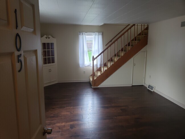 Sala de estar - 105 Olive St