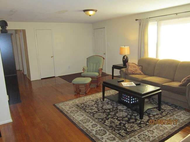 Sala de estar extra amplia - 1100 Woodland St