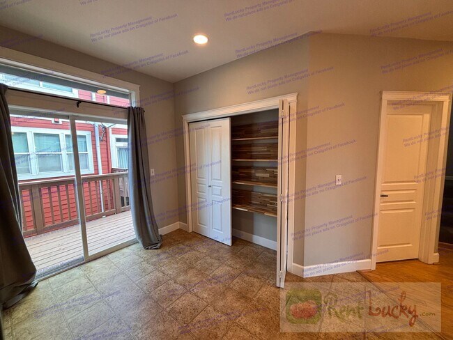 Foto del edificio - Bright and Spacious Fircrest Townhome in U...