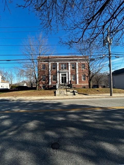 Primary Photo - 1050 Main St