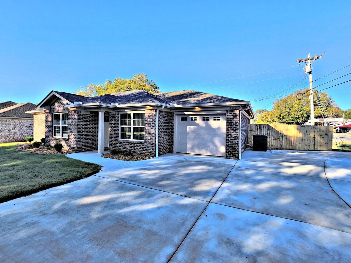 Primary Photo - House for Rent - Hartselle - Brand New