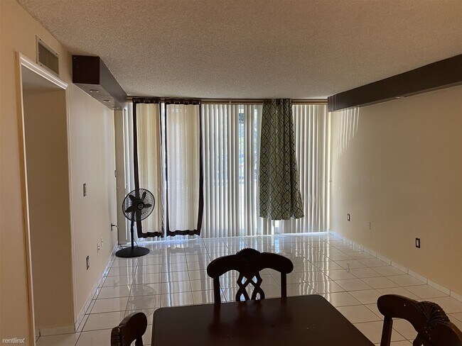 Foto del edificio - 8050 NW 8th St