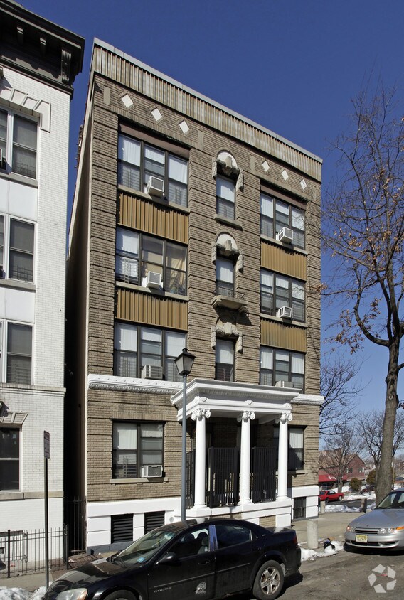 Building Photo - 37 Monticello Ave