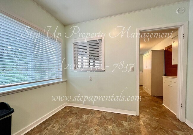 Foto del edificio - Cozy Downtown 2 Bedroom Bungalow in the He...