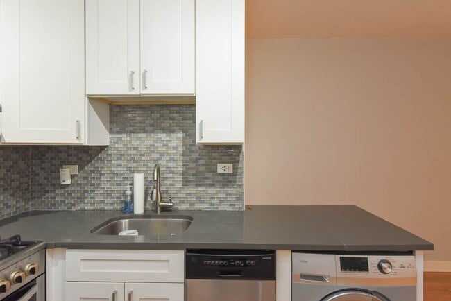Building Photo - 511 W Belmont Ave
