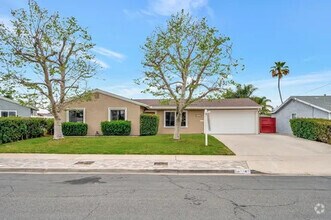 Building Photo - 9208 Arnaz Way