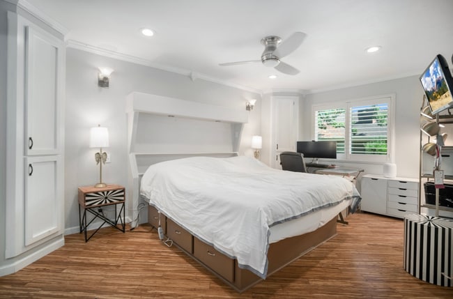 Building Photo - 8033 La Riviera Dr