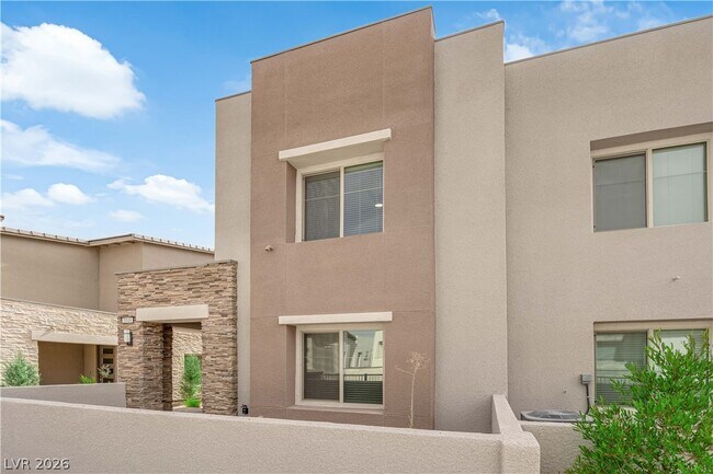 Building Photo - 600 N Carriage Hill Dr
