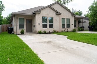 Building Photo - 3915 Brookmeade Dr