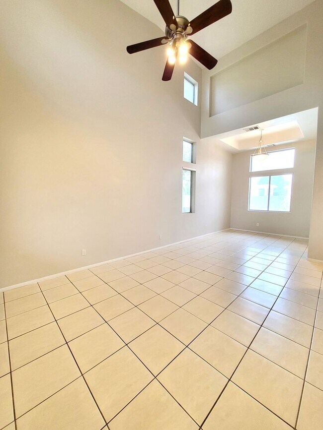 Building Photo - 4 Bedroom House, Private Pool,  Large Pets...