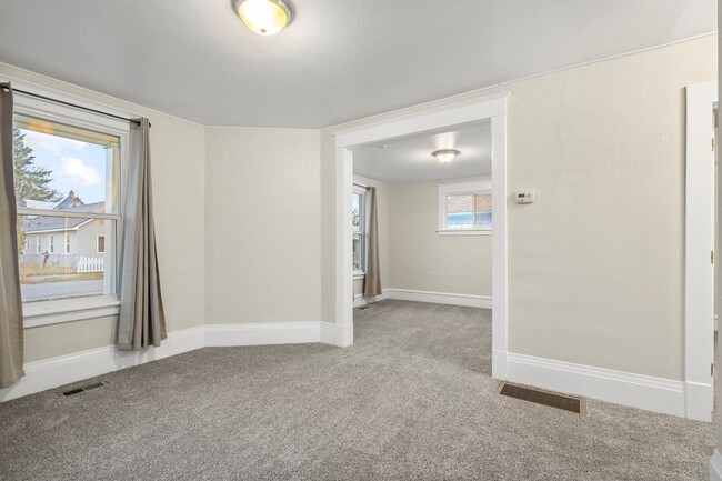 Building Photo - Beautifully Remodeled 2 Bed, 2 Bath Home i...