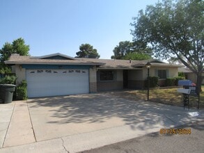 Building Photo - 1045 Gardencrest Dr